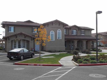 Front view of building l Villa Escondido Apartments in Orange Cove CA
